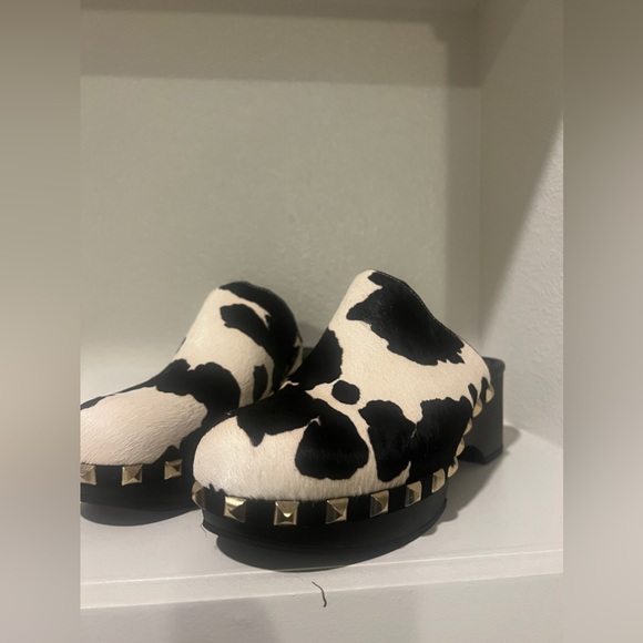 Women’s Cow print Clogs - Picture 2 of 4